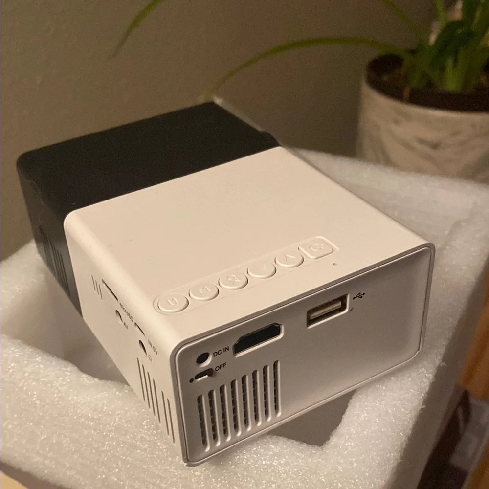 Mini Projector with Remote - Picture 4 of 8